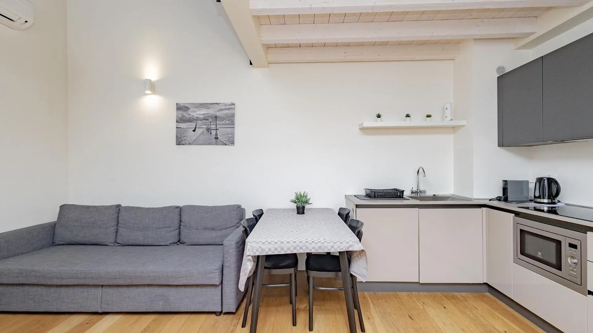 Apartment Flo Suite Three 3