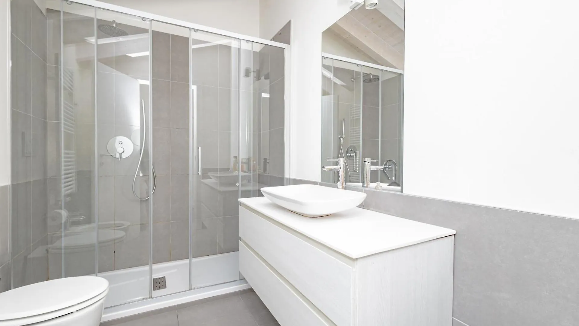 Apartment Flo Suite Three 3